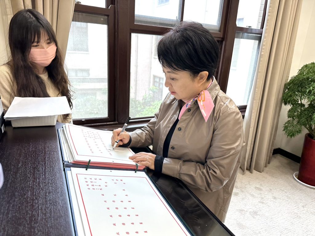 交通部公告放寬騎樓停車取締標準，市長盧秀燕親上火線，赴行政院會提出建言。（記者徐義雄翻攝）