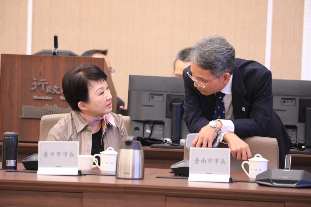 交通部公告放寬騎樓停車取締標準，市長盧秀燕親上火線，赴行政院會提出建言。（記者徐義雄翻攝）